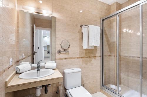 Estudio con sofá cama del hotel Metrópolis Sevilla. Foto 2