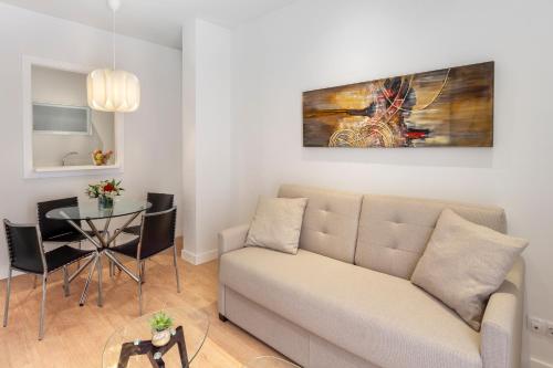 Apartamento familiar de 1 dormitorio del hotel Metrópolis Sevilla. Foto 1