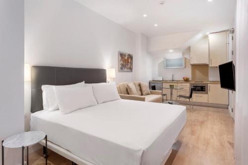 Estudio con sofá cama del hotel Metrópolis Sevilla