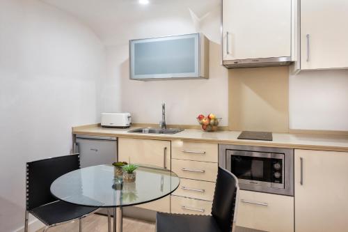 Estudio con sofá cama del hotel Metrópolis Sevilla. Foto 3