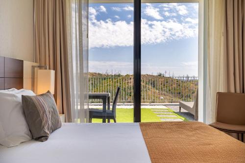 Suite con terraza y vistas a la montaña del hotel Monchique Resort and Spa. Foto 2