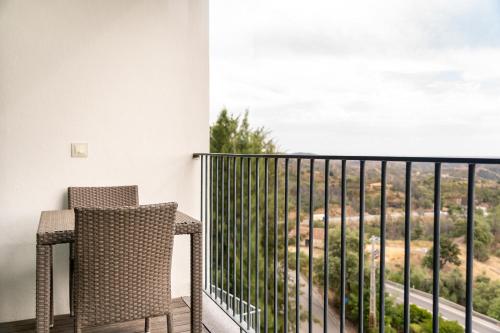 Suite con balcón y vistas a las montañas del hotel Monchique Resort and Spa. Foto 7