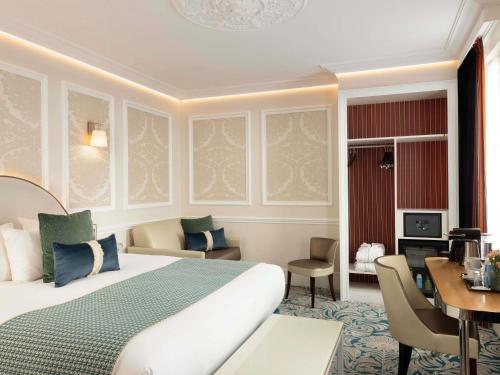 Habitación Doble Estándar con sofá cama del hotel Mercure Paris La Sorbonne Saint Germain des Prés. Foto 3
