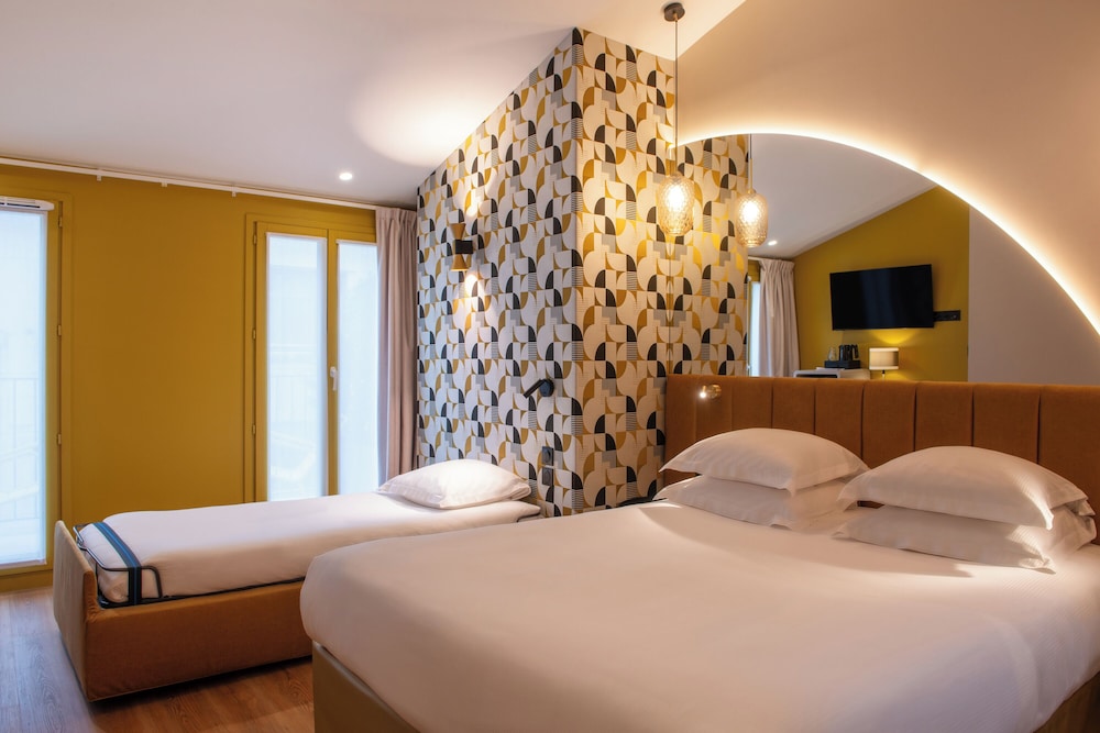Habitación triple del hotel Arc Elysees