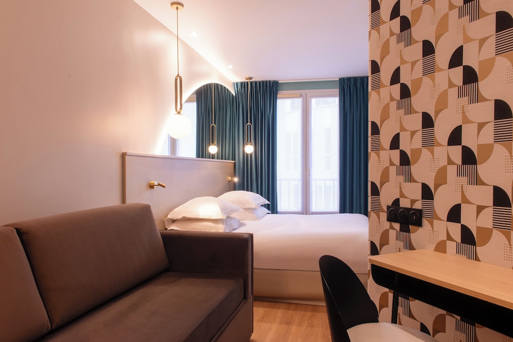 Habitación triple del hotel Arc Elysees. Foto 1