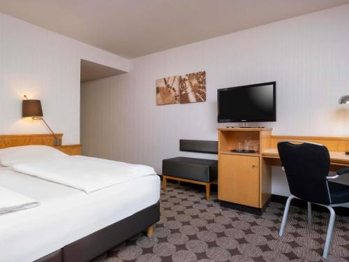 Habitación Clásica con cama extragrande del hotel Moevenpick Nuernberg Airport. Foto 1