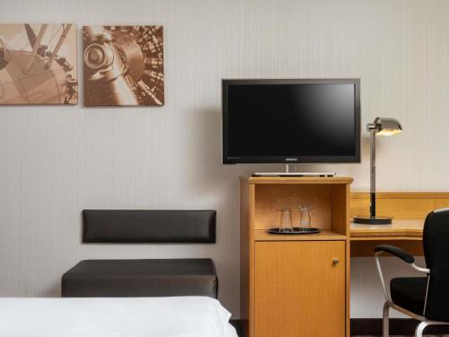 Habitación Clásica con cama extragrande del hotel Moevenpick Nuernberg Airport. Foto 2