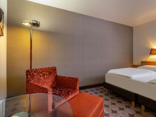 Habitación Clásica con cama extragrande del hotel Moevenpick Nuernberg Airport. Foto 3