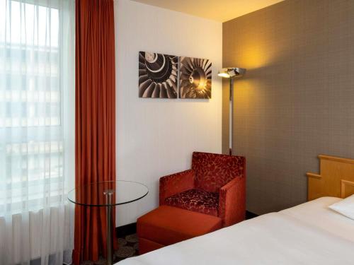 Habitación Clásica con cama extragrande del hotel Moevenpick Nuernberg Airport. Foto 4