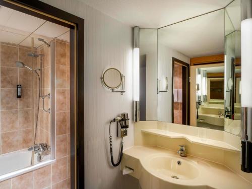Habitación Clásica con cama extragrande del hotel Moevenpick Nuernberg Airport. Foto 5