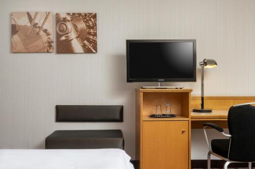 Habitación Clásica con cama extragrande del hotel Moevenpick Nuernberg Airport. Foto 6