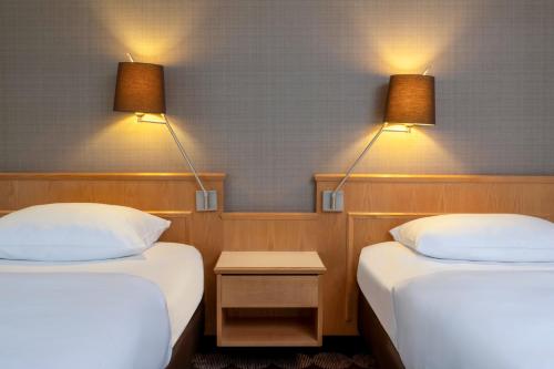 Habitación Doble Clásica - 2 camas del hotel Moevenpick Nuernberg Airport. Foto 7