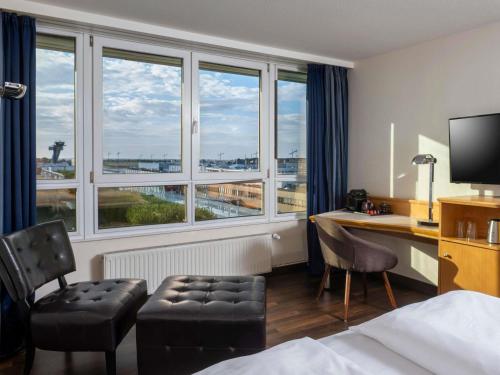 Habitación con cama extragrande del hotel Moevenpick Nuernberg Airport