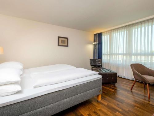 Habitación con cama extragrande del hotel Moevenpick Nuernberg Airport. Foto 1