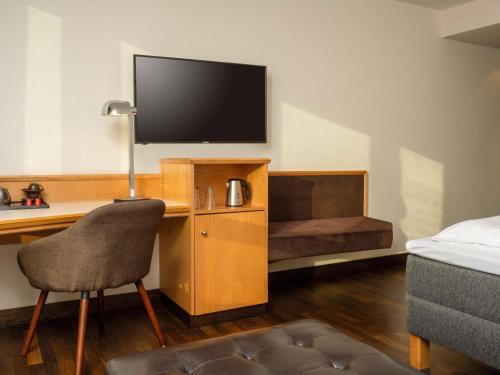 Habitación con cama extragrande del hotel Moevenpick Nuernberg Airport. Foto 2