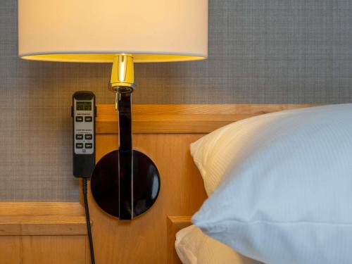 Habitación con cama extragrande del hotel Moevenpick Nuernberg Airport. Foto 4