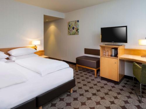 Habitación Superior con cama extragrande del hotel Moevenpick Nuernberg Airport. Foto 3