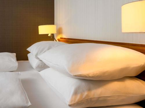 Habitación Superior con cama extragrande del hotel Moevenpick Nuernberg Airport. Foto 5