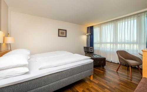 Habitación Superior con cama extragrande del hotel Moevenpick Nuernberg Airport. Foto 6