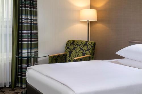 Habitación Superior con cama extragrande del hotel Moevenpick Nuernberg Airport. Foto 7