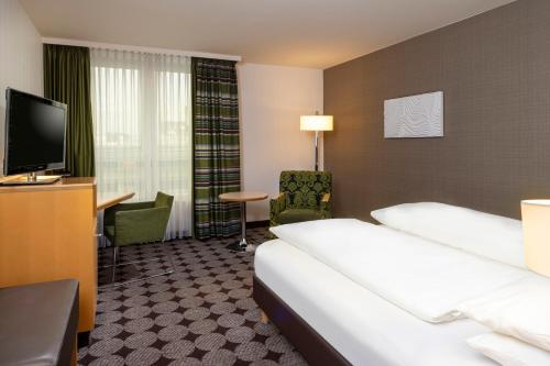 Habitación Superior con cama extragrande del hotel Moevenpick Nuernberg Airport. Foto 8