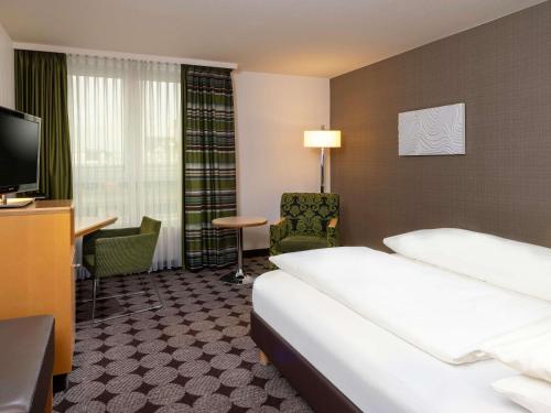 Habitación Clásica con cama grande del hotel Moevenpick Nuernberg Airport. Foto 3