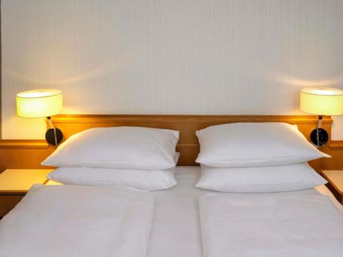 Habitación Clásica con cama grande del hotel Moevenpick Nuernberg Airport. Foto 5