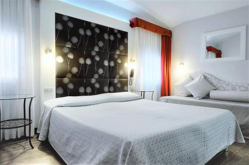 Habitación Triple del hotel Aaron. Foto 4