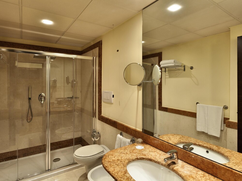 Suite Junior del hotel Mercure Villa Romanazzi Carducci Bari. Foto 1