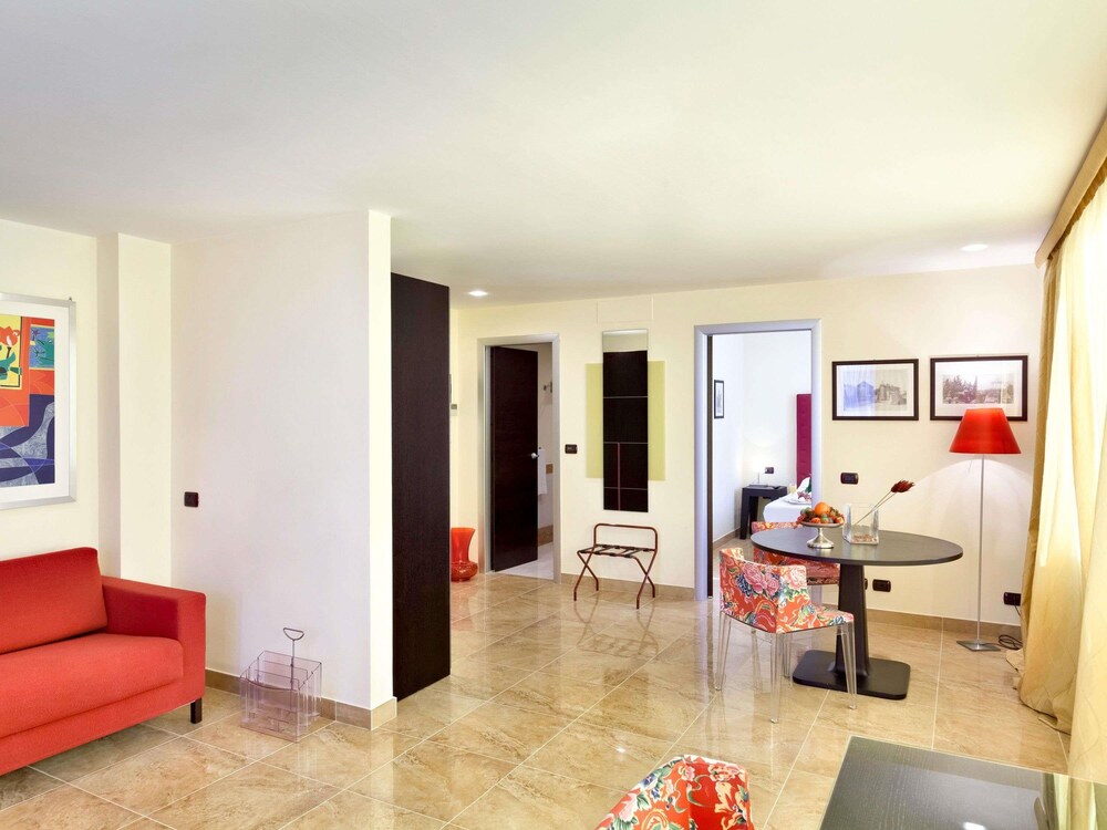 Suite Junior del hotel Mercure Villa Romanazzi Carducci Bari. Foto 3