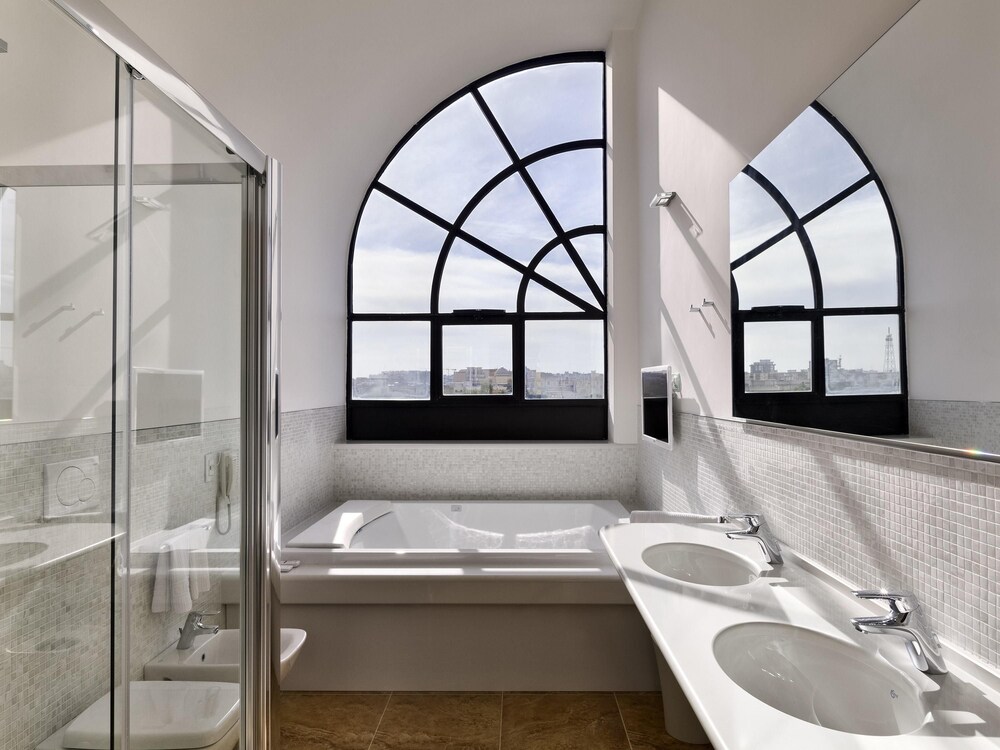 Suite del hotel Mercure Villa Romanazzi Carducci Bari. Foto 1