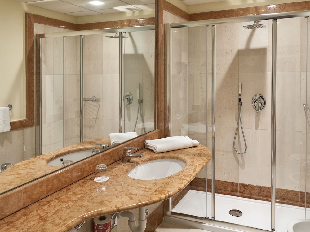 Habitación Deluxe del hotel Mercure Villa Romanazzi Carducci Bari. Foto 4