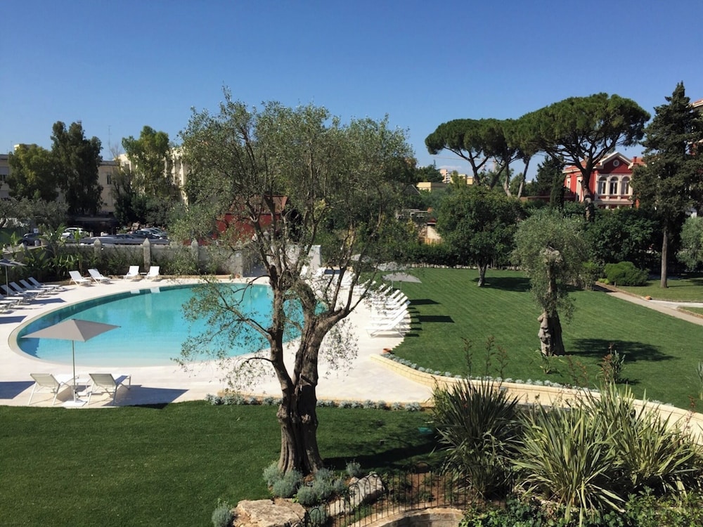 Suite del hotel Mercure Villa Romanazzi Carducci Bari. Foto 7