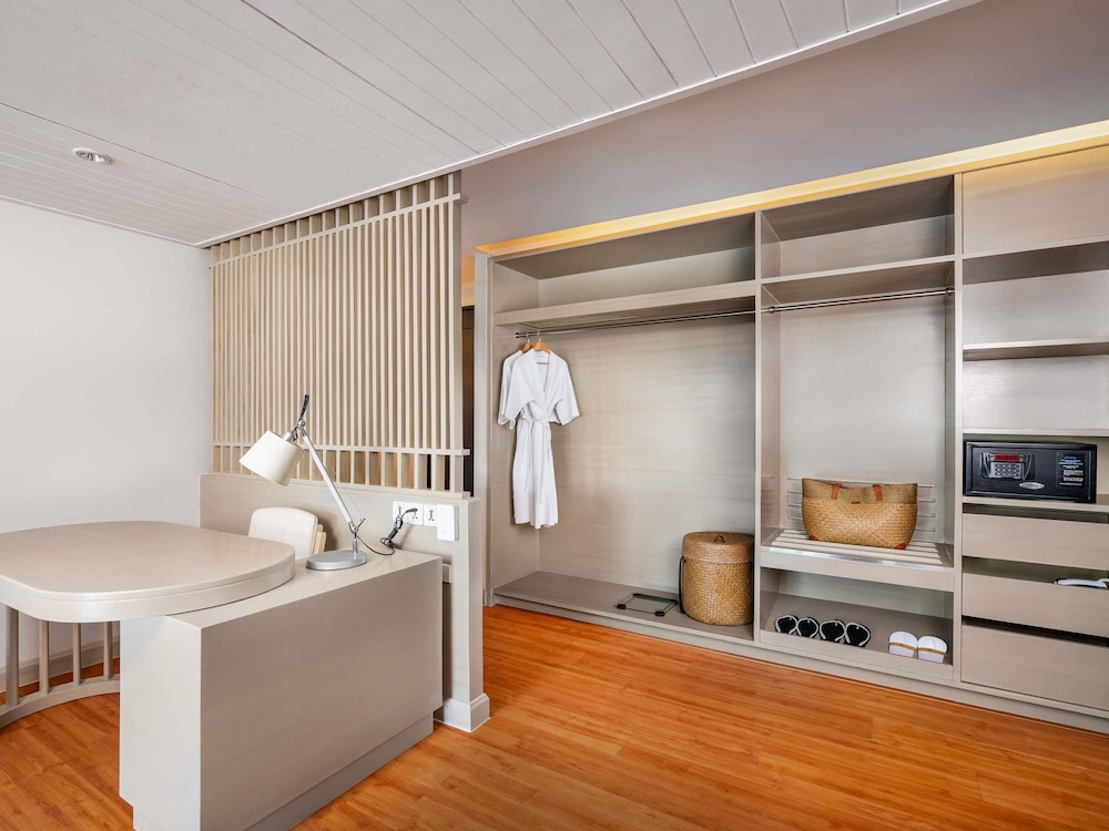 SUITE JUNIOR FAMILIAR, Una habitación con cama King Size, 1 cama litera, Vistas al jardín del hotel Pullman Phuket Panwa Beach Resort - Sha Plus. Foto 1