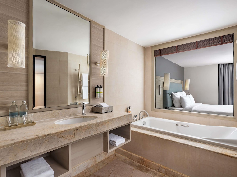 SUITE JUNIOR FAMILIAR, Una habitación con cama King Size, 1 cama litera, Vistas al jardín del hotel Pullman Phuket Panwa Beach Resort - Sha Plus. Foto 2