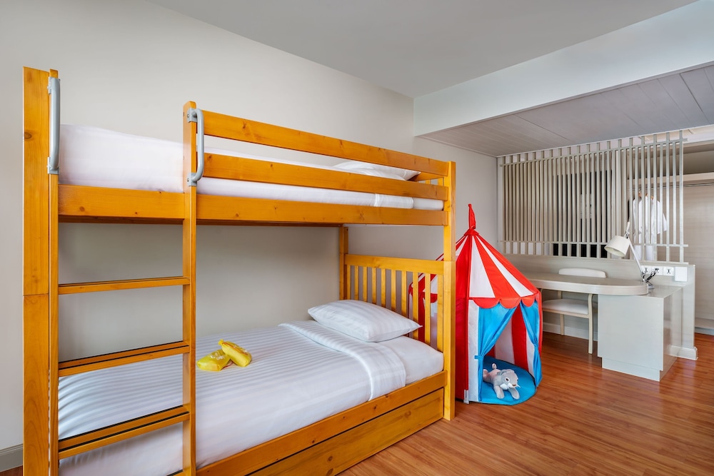 SUITE JUNIOR FAMILIAR, Una habitación con cama King Size, 1 cama litera, Vistas al jardín del hotel Pullman Phuket Panwa Beach Resort - Sha Plus. Foto 8
