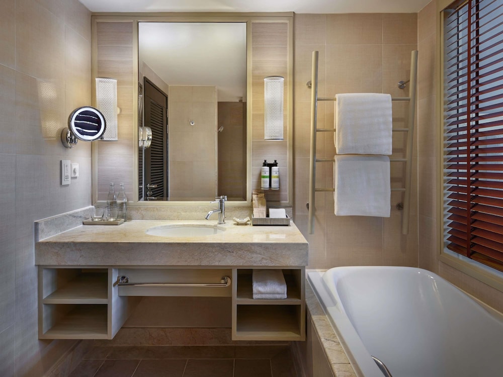 SUITE JUNIOR FAMILIAR, Una habitación con cama King Size, 1 cama litera, Vistas al jardín del hotel Pullman Phuket Panwa Beach Resort - Sha Plus. Foto 10
