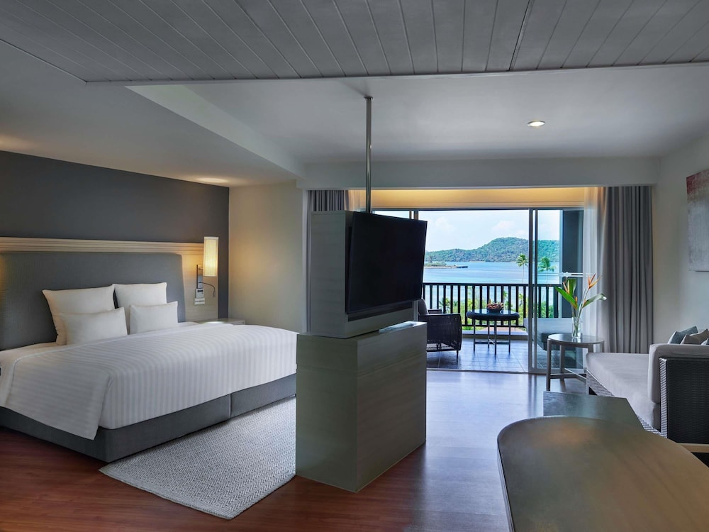 SUITE JUNIOR VISTAS AL MAR, Una habitación con cama King Size, Balcones espaciosos del hotel Pullman Phuket Panwa Beach Resort - Sha Plus