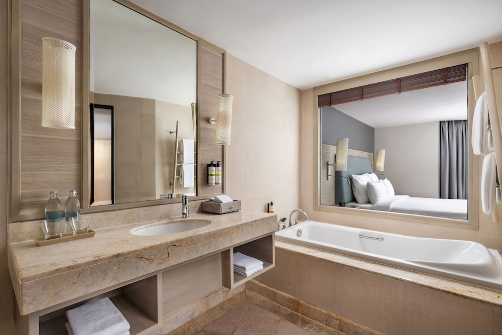SUITE JUNIOR VISTAS AL MAR, Una habitación con cama King Size, Balcones espaciosos del hotel Pullman Phuket Panwa Beach Resort - Sha Plus. Foto 12