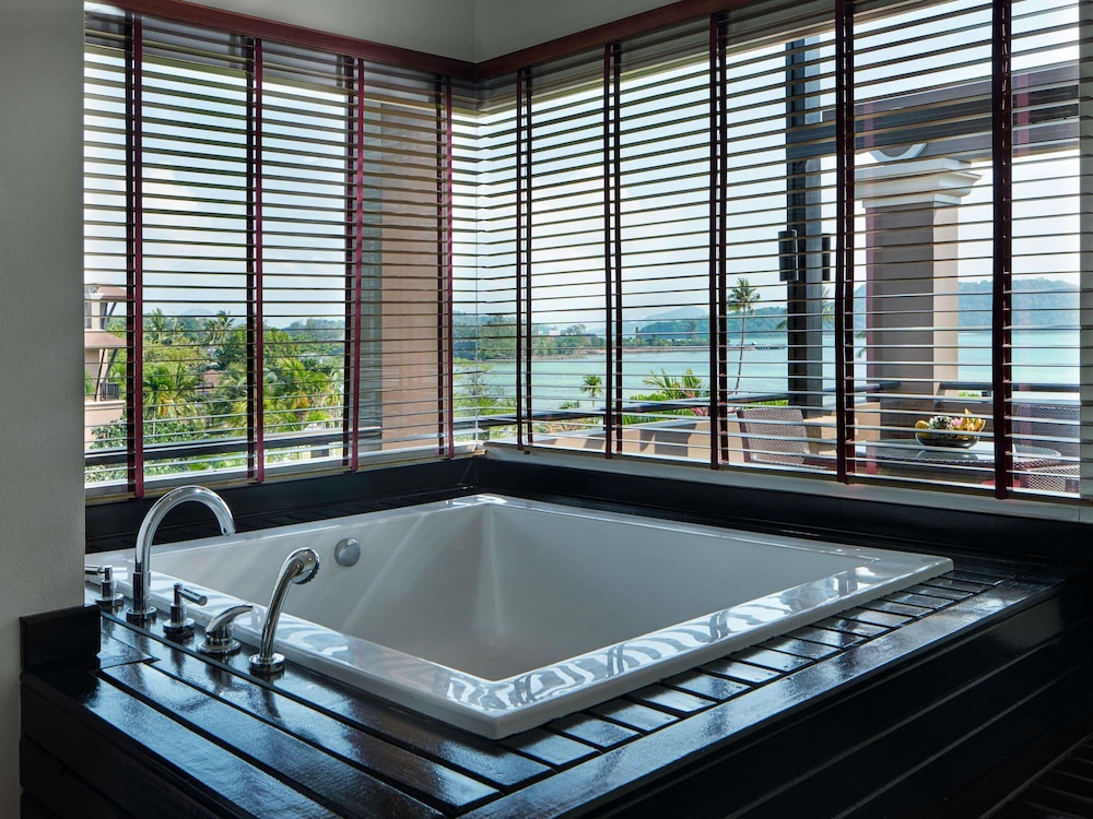 SUITE DELUXE, 1 cama King Size, Balcón con vistas al Mar de Andamán del hotel Pullman Phuket Panwa Beach Resort - Sha Plus. Foto 4
