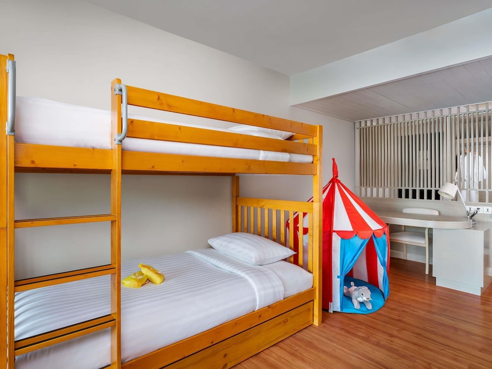 SUITE JUNIOR FAMILIAR, Una habitación con cama King Size, 1 cama litera, Vistas al jardín del hotel Pullman Phuket Panwa Beach Resort - Sha Plus. Foto 13