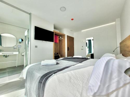 Premium Double Room with Terrace Mountain View del hotel Puerto Azul. Foto 5