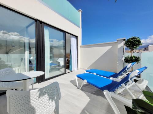 Habitación Doble Premium con terraza y vistas a la montaña del hotel Puerto Azul. Foto 1