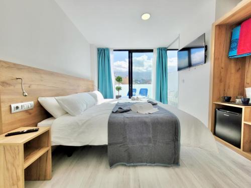 Habitación Doble Premium con terraza y vistas a la montaña del hotel Puerto Azul. Foto 8