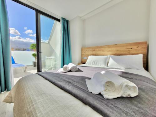 Habitación Doble Superior con terraza con vistas a la montaña del hotel Puerto Azul