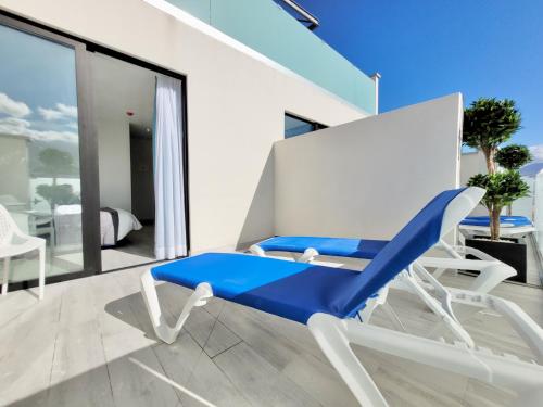 Habitación Doble Superior con terraza con vistas a la montaña del hotel Puerto Azul. Foto 1