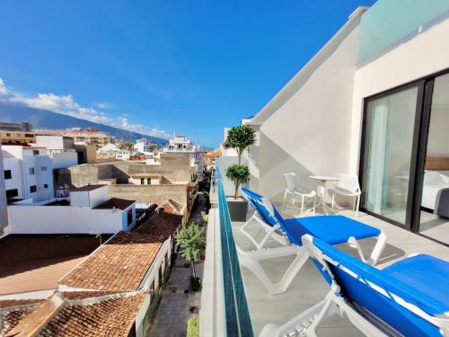 Habitación Doble Superior con terraza con vistas a la montaña del hotel Puerto Azul. Foto 2