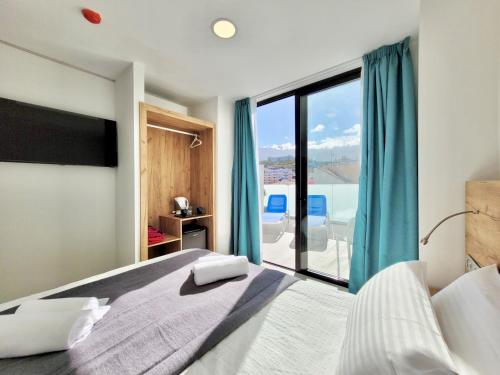 Habitación Doble Superior con terraza con vistas a la montaña del hotel Puerto Azul. Foto 4