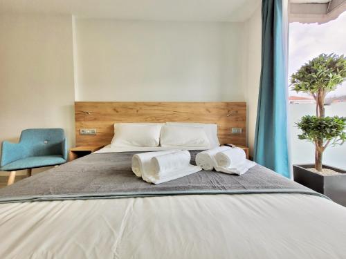 Habitación Triple con balcón del hotel Puerto Azul