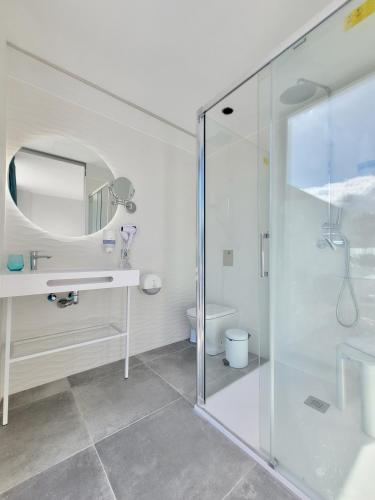 Habitación Doble Premium con terraza y vistas a la montaña del hotel Puerto Azul